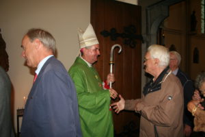 Mgr Hoogenboom groet parochianen na afloop van de viering