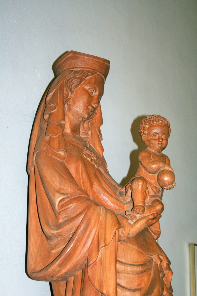 Detail van Mariabeeld, R.K.-Kerk OLV Tenhemelopneming Joppe