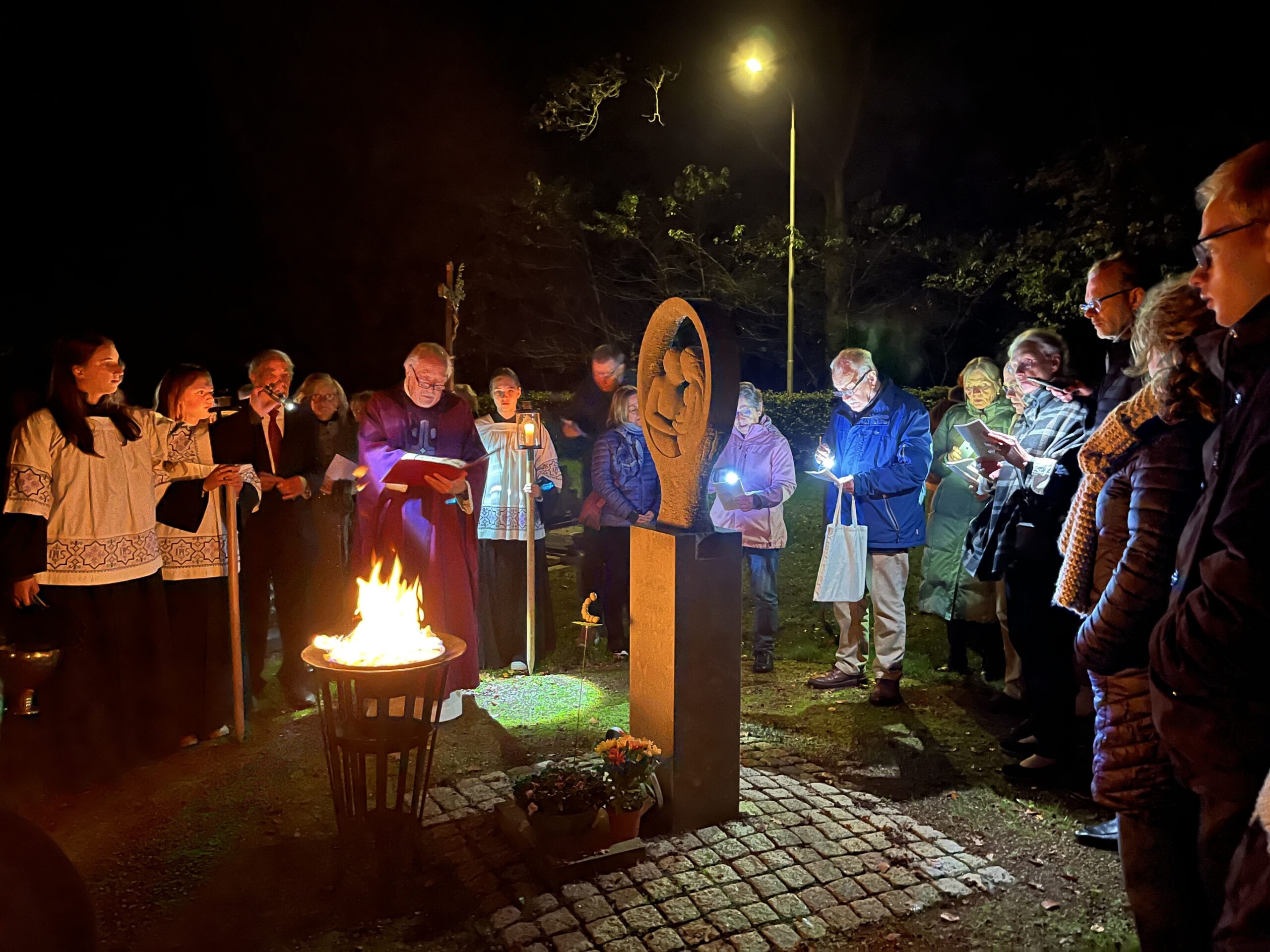 Allerzielen op het RK Kerkhof te Joppe bij het Monument voor het Ongedoopte monument.
Foto Gemma van der Linde