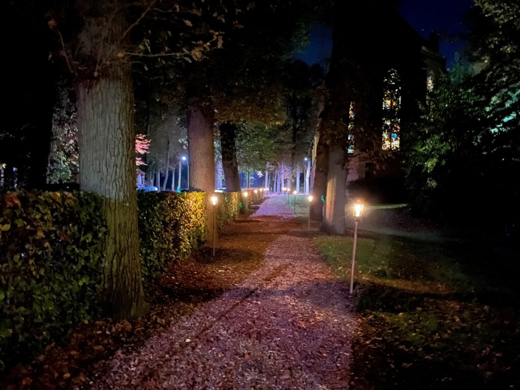 Allerzielen. Het verlichte pad naar het R.K. Kerkhof te Joppe
Foto Gemma van der Linde