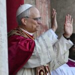 Paus Leo XIV groet de mensen op plein en de wereld 8 mei 2025