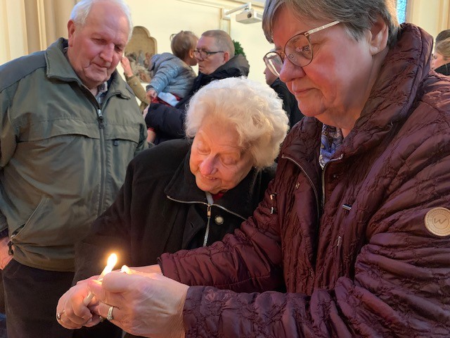 Samen een kaarsje opsteken.
Foto Gemma van der Linde
