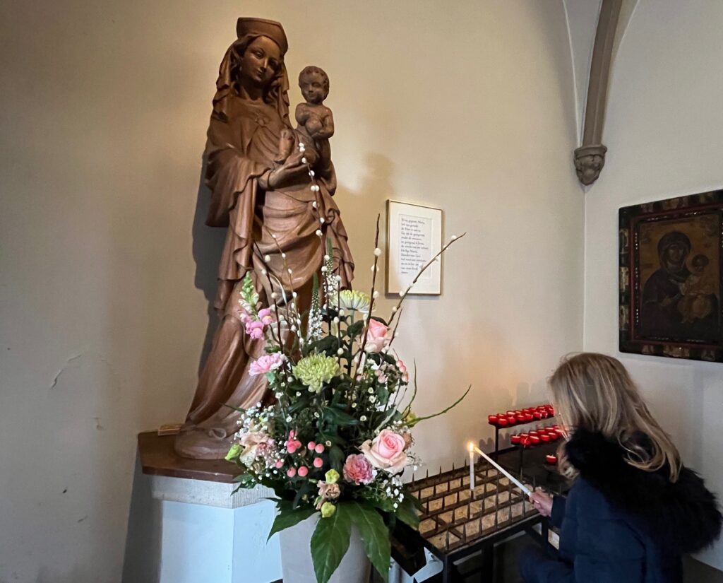 Het kerkportaal in Joppe is open voor bezinning en gebed. De "Kerk" is er voor jou. ©foto,gemmavanderlinde